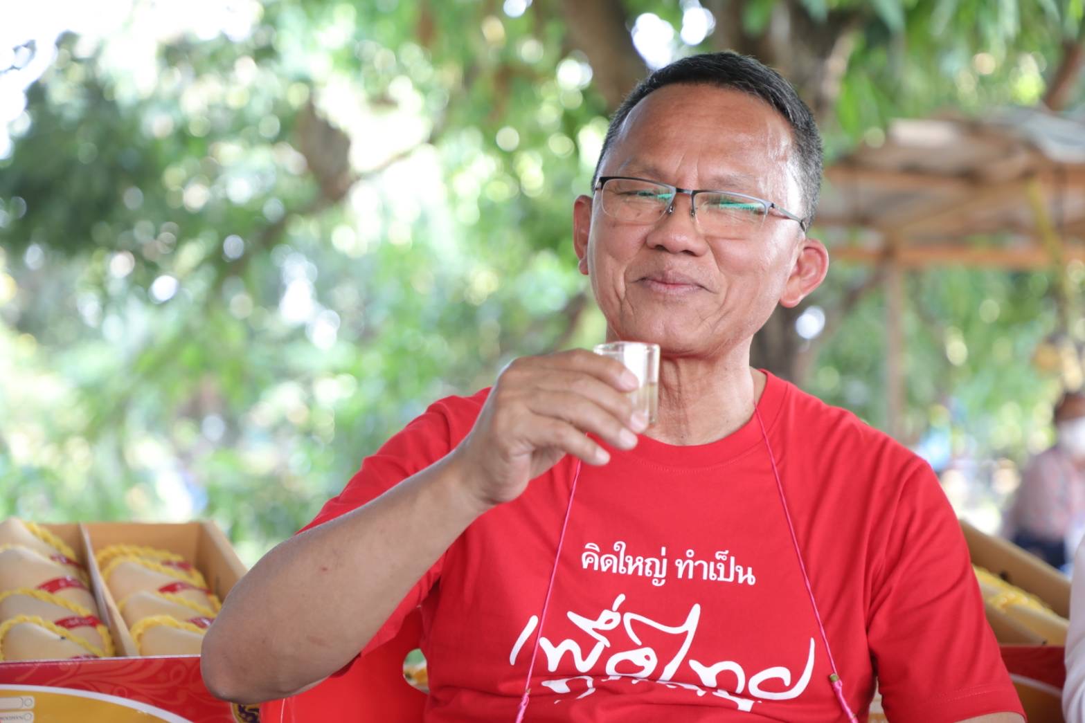 “สมศักดิ์” พา “จเด็ศ” รับฟังปัญหาชาวสวนพิษณุโลก แนะทำไวน์รสชาติเข้มข้น เพิ่มมูลค่า ก่อนพูดคุยชาวไร่ยาสูบสุโขทัย