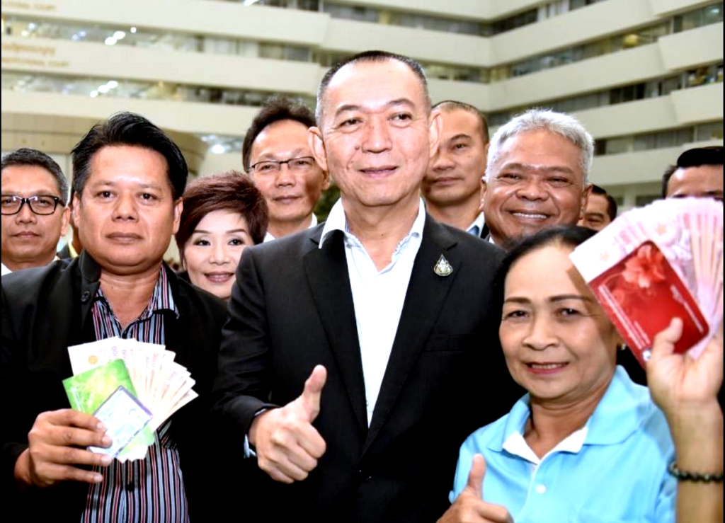 โพล มธ. “เฉลิมชัย ศรีอ่อน” ขึ้นแท่น "รมต." ประชาชนชื่นชอบมากที่สุด  