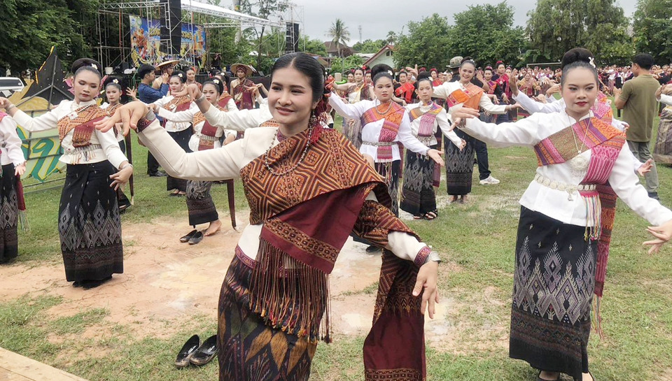 จัดใหญ่! แห่เทียนเข้าพรรษาเขาวง โชว์อัตลักษณ์ชาวผู้ไทกาฬสินธุ์ ฟ้อนรำกว่า 1,000 คน