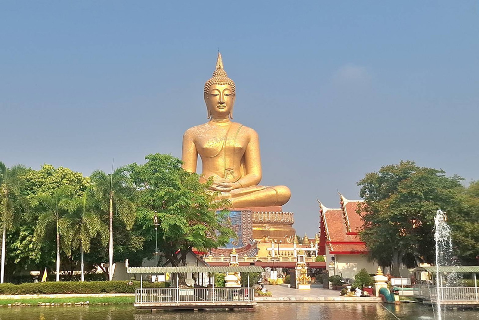 ศรัทธาหลั่งไหล! ตำรวจ–สายบุญรวมพลัง บูรณะ ‘หลวงพ่อใหญ่ประทานพร’ วัดพิกุลทอง ฟื้นศูนย์รวมใจชาวสิงห์บุรี 