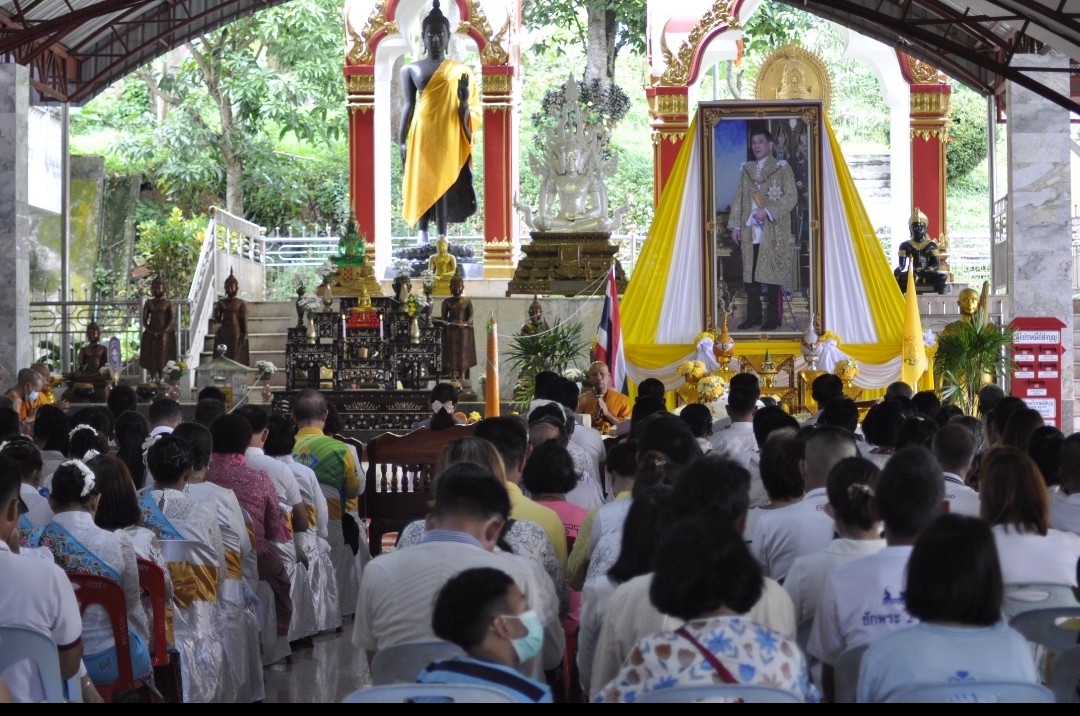 นายอำเภอเบตงนำพุทธศาสนิกชน ถวายเทียนพรรษา ผ้าอาบน้ำฝน และเครื่องไทยธรรม แด่พระภิกษุ วัดในอำเภอเบตง