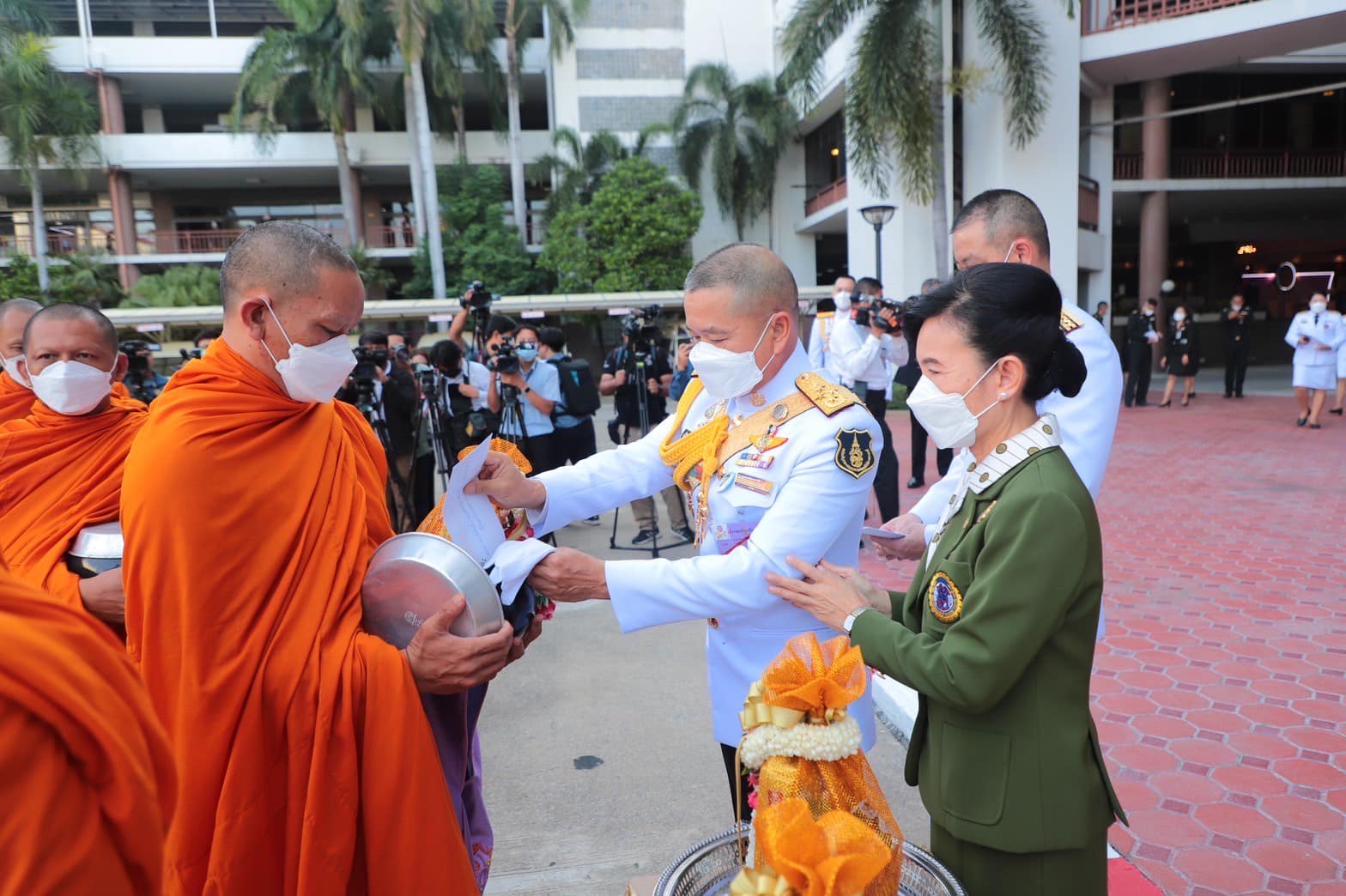 "ผบ.ทบ." ปธ.จัดกิจกรรมเฉลิมพระเกียรติ เนื่องในวันเฉลิมพระชนมพรรษา "พระราชินี" สดุดีพระราชกรณียกิจ ทรงแบ่งเบาพระราชภาระ ช่วยเหลือประชาชน