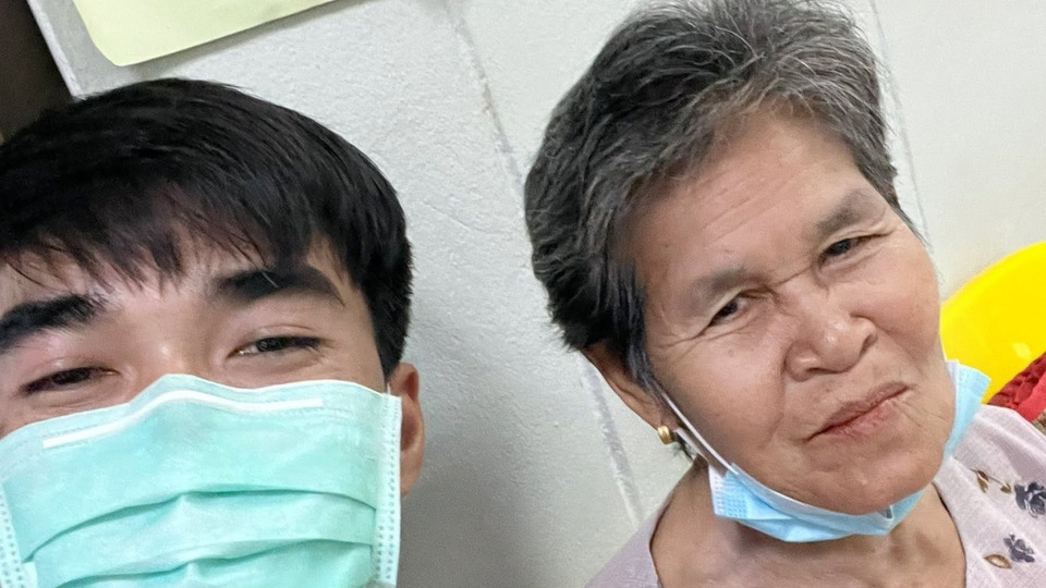 พี่ชาย “ฮลุน โซโล่” แจ้งข่าวคุณยายติดโควิด ขอ FC งดเยี่ยมชั่วคราว ฝากส่งกำลังใจผ่านออนไลน์