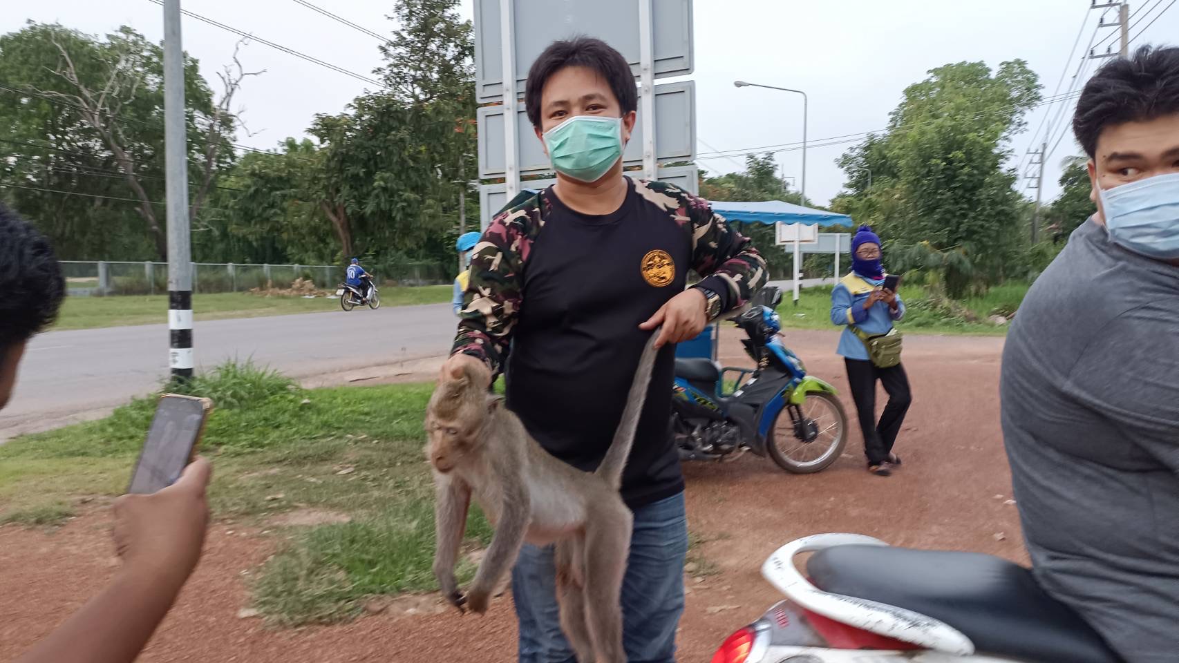 ปราจีนบุรี ชาวบ้านผวาฝีดาษลิง แจ้งเจ้าหน้าที่จับลิงป่าหลังพบวนเวียนในพื้นที่