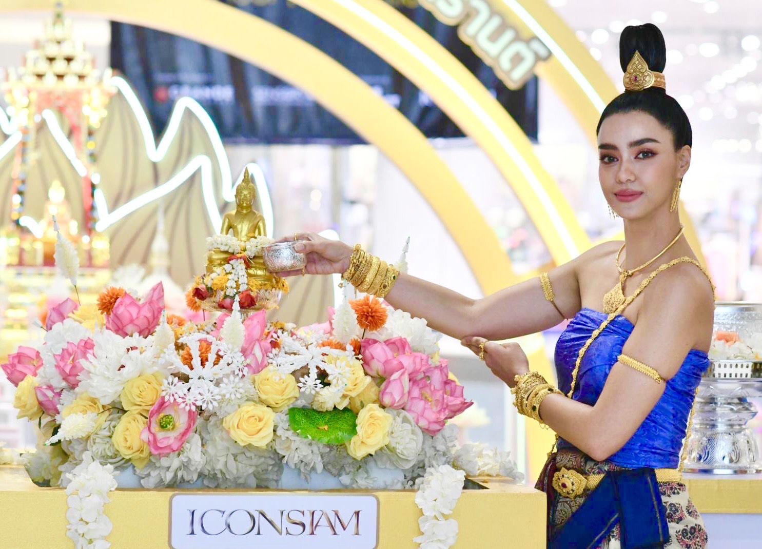  “อแมนด้า” มิสยูนิเวิร์สไทยแลนด์ปี 2563 แปลงโฉมเป็น “นางกิมิทาเทวี” ร่วมงานสงกรานต์ ไอคอนสยาม