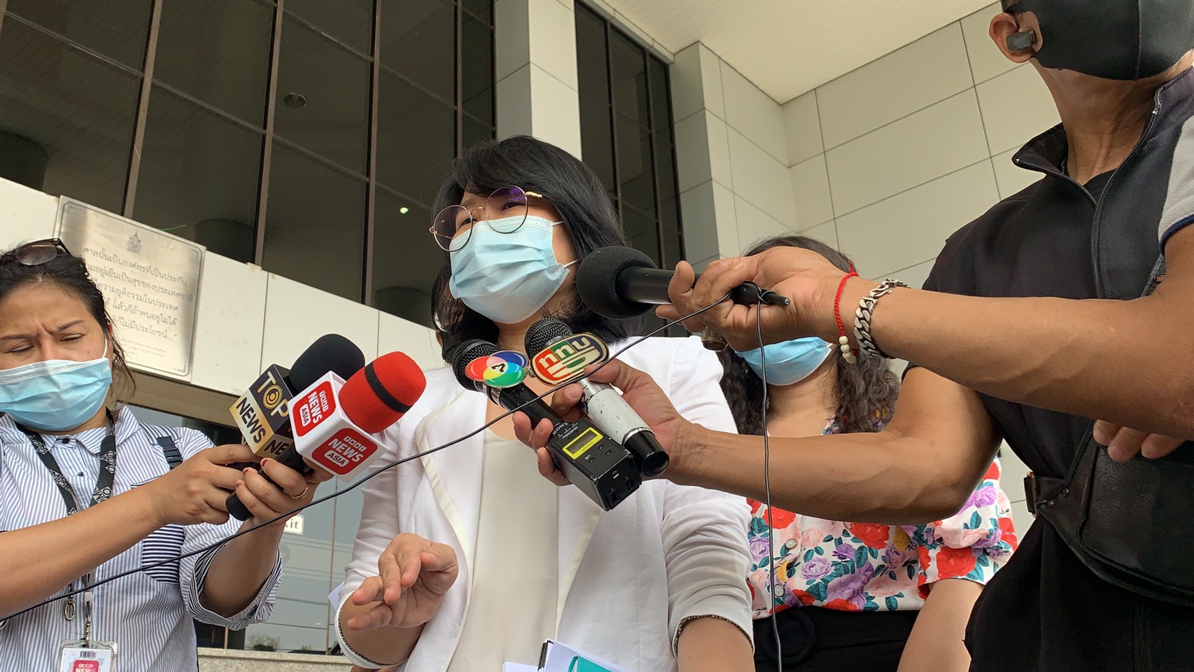 นักข่าวประชาไท ส่งทนายยื่นฟ้อง ตร. ขอศาลคุ้มครองนักข่าว-ผู้ชุมนุม ไม่ปิดกั้นเส้นทาง-สลายการชุมนุม