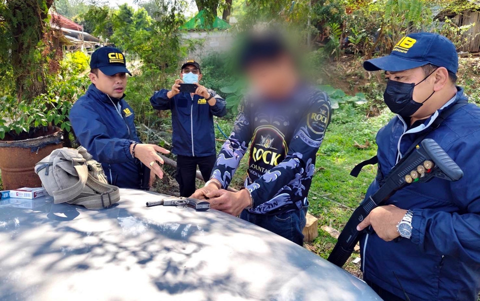 รวบผัวเมียหนีหมายจับคดีฉ้อโกง พบพกปืนไทยประดิษฐ์ .38