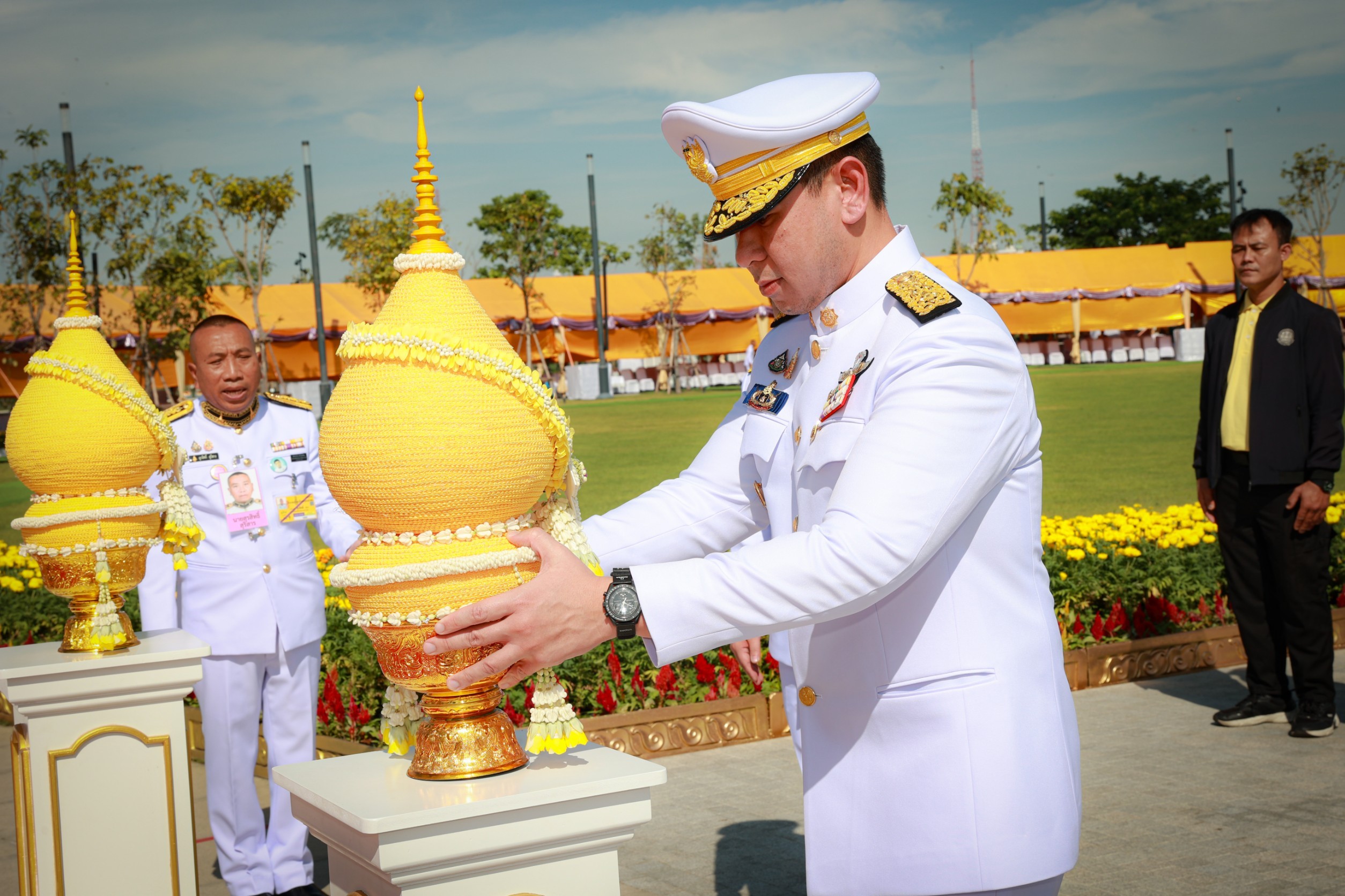 'รศ.ดร.ดวงฤทธิ์' วางพานพุ่มดอกไม้ถวายราชสักการะพระบรมราชานุสาวรีย์ ในหลวง ร.9