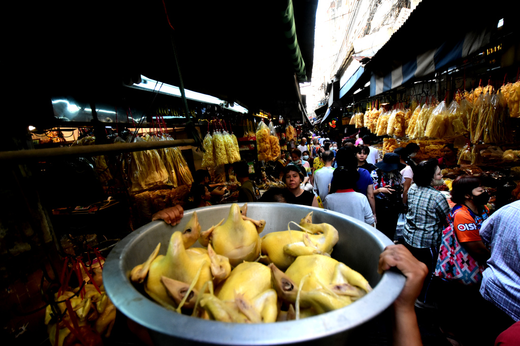 ตรุษจีนเยาวราชคึกคัก! ชาวไทยเชื้อสายจีนแห่ซื้อของไหว้เจ้า