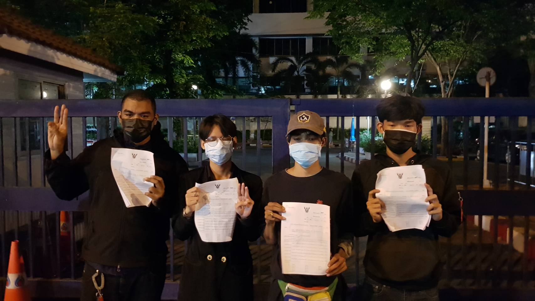 ศาลให้ประกัน สมยศ กับ 13 ผู้ชุมนุมม็อบรีเดม ห้ามเดินทางออกนอกราชอาณาจักร