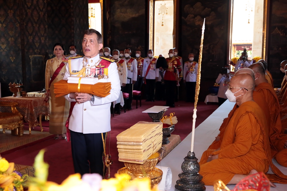 "ในหลวง-ราชินี" เสด็จฯ ถวายผ้าพระกฐิน วัดบวรนิเวศวิหาร 