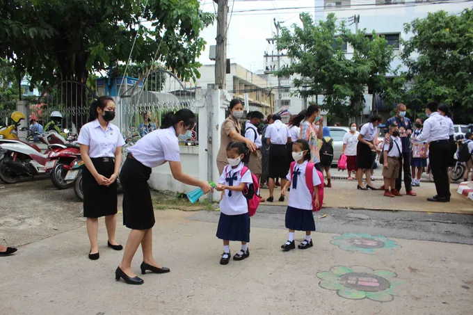 กาฬสินธุ์เปิดเทอมวันแรกเข้มมาตรการโควิดผู้ปกครองยังไม่กล้าส่งลูกมาเรียน