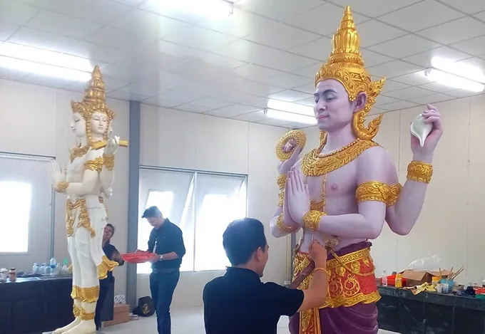 ลงสี“พระนารายณ์กายสีม่วงอ่อน”4มหาเทพประติมากรรมพระเมรุมาศ