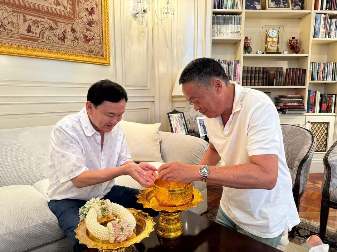 “เศรษฐา” เข้าบ้านจันทร์ส่องหล้า รดน้ำ ขอพร สวัสดีปีใหม่ไทย “ทักษิณ” 