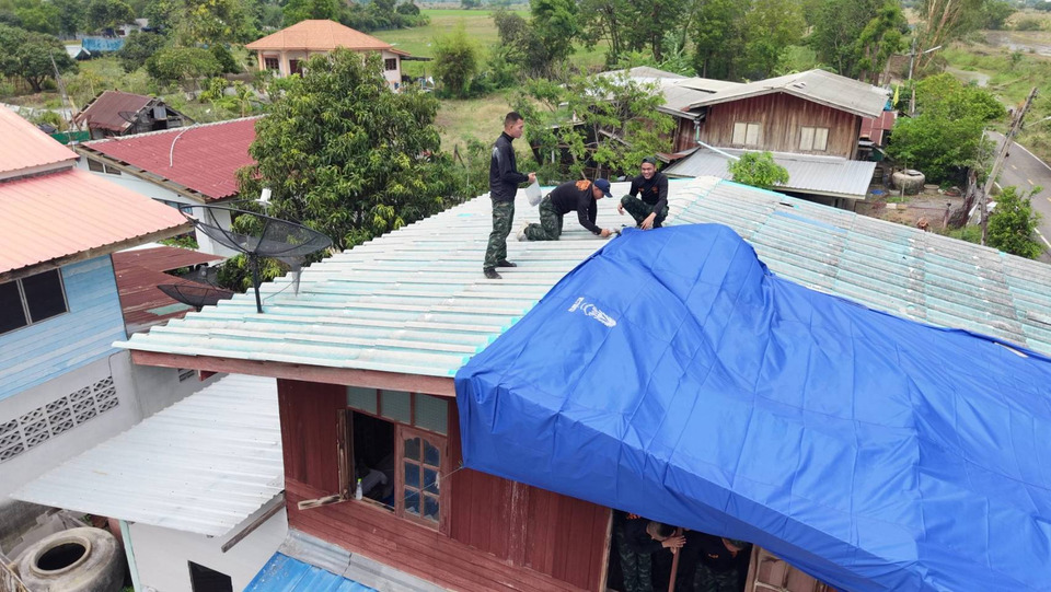 กองทัพบกส่งชุดช่างช่วยผู้ประสบวาตภัยบ้านหมี่ เร่งซ่อมบ้านเสียหายกว่า 130 หลัง