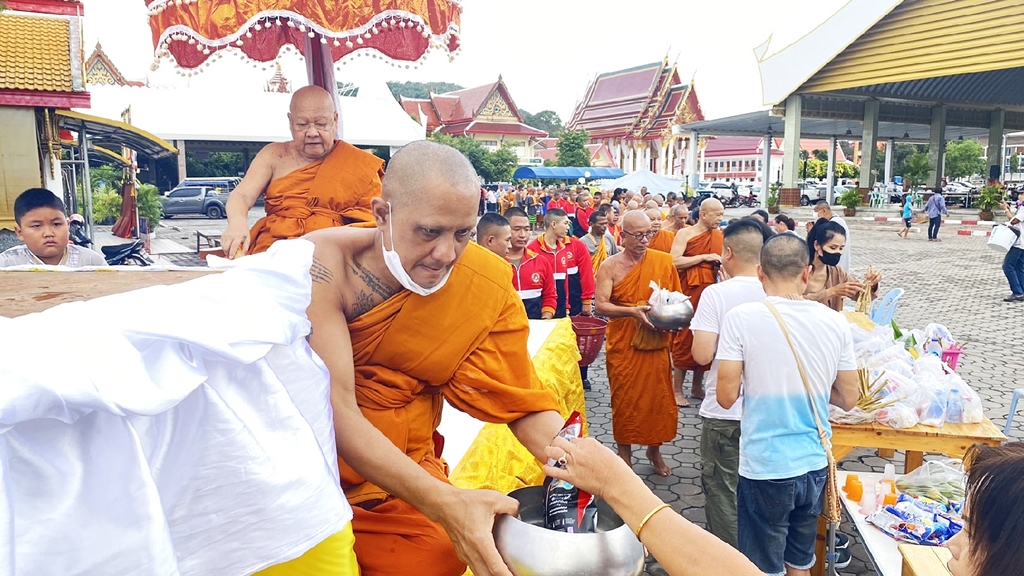 หน่วยงานภาครัฐ เอกชน ประชาชนอำเภอสัตหีบตักบาตรเทโว สืบสานประเพณีวันออกพรรษา