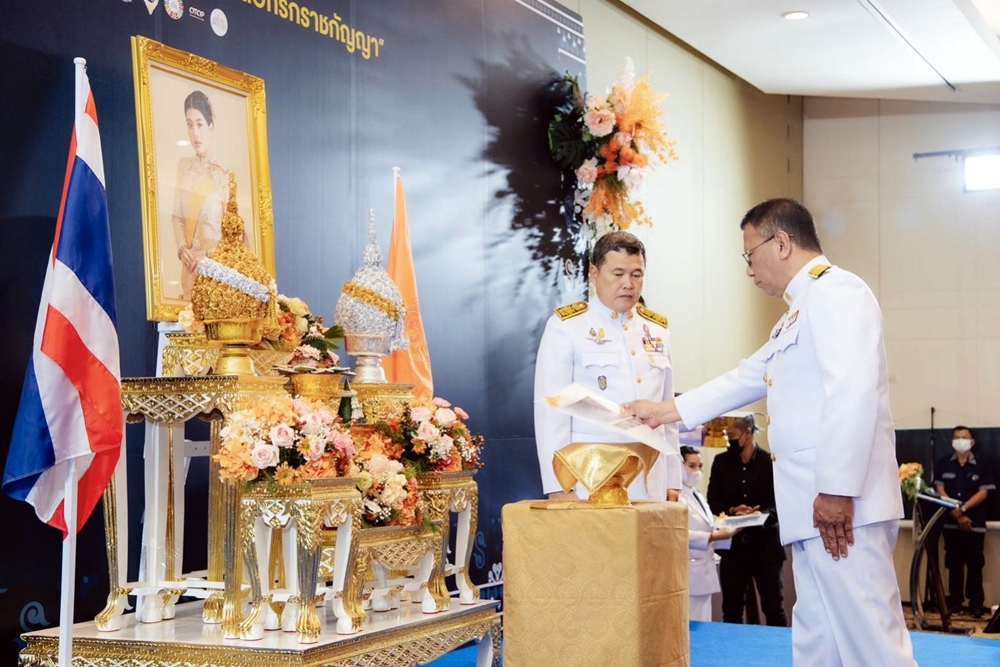 ผู้ว่าฯ ยโสธร เข้าร่วมพิธีรับมอบแบบลายผ้าพระราชทาน “ผ้าลายดอกรักราชกัญญา” 