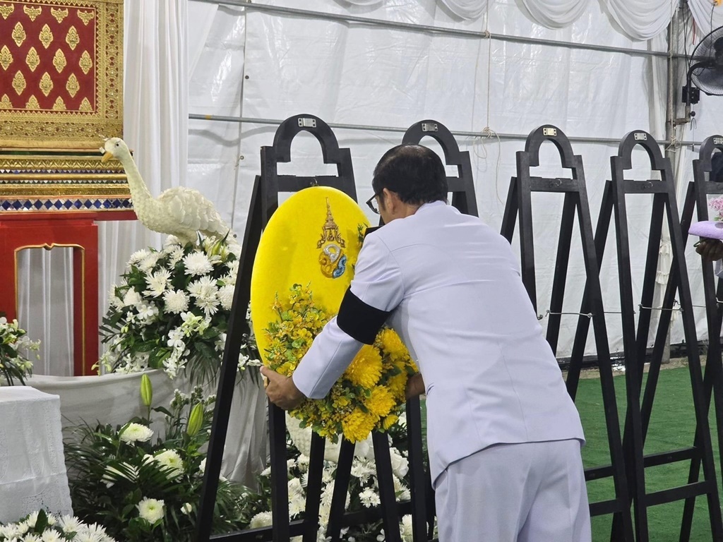 รอง ผวจ.สุราษฎร์ฯ เชิญพวงมาลาพระราชทานและพวงมาลาประทาน วางที่หน้าหีบศพ "ดาบตำรวจบรรเจิด"