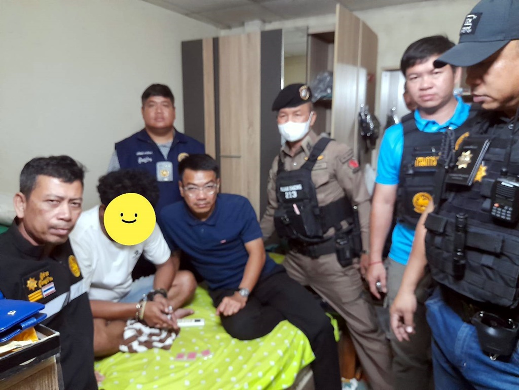 ชุดพญาปลวกและฝ่ายปกครองอำเภอปลวกแดง รวบคู่หูสองเพื่อนซี้ "หมี-หมา" เอเย่นต์ค้ายาบ้าพบของกลางเพียบ