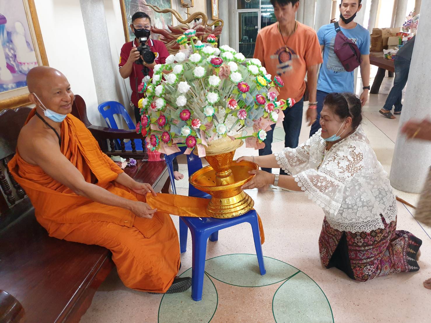 ประชาชนแห่ร่วมทำบุญสืบสานประเพณีฉลากภัตวัดห้วยมงคล