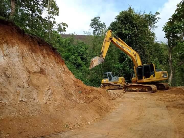 อบจ.ตาก ส่งเครื่องจักรกลเคลียร์เส้นทาง  ต้นไม้ใหญ่ล้มขวางหลังพายุฝนตกหนัก  