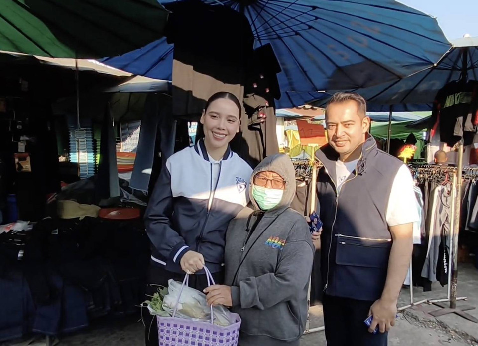 ซาบีดาฯ ควงชานนท์ลุยตลาดนครสวรรค์ ขอคะแนนทั้งคนทั้งพรรค ชูภูมิใจไทยมั่นคง–ปากท้อง