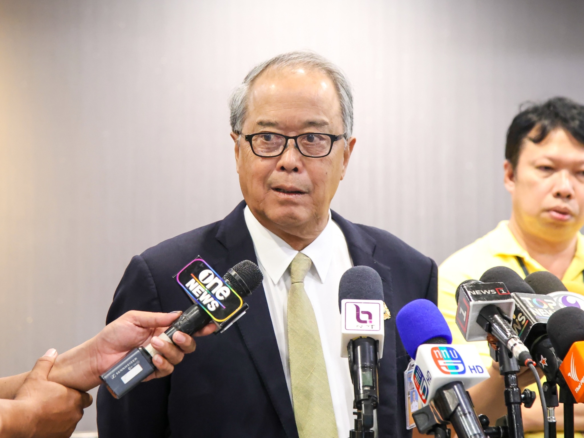 “ชูศักดิ์” เลิกเถียง “นิกร” หลังฟันธงกม.ประชามติแปลงเป็นกฎหมายการเงินไม่ได้ รับแก้รธน.ทั้งฉบับไม่ทันรัฐบาลนี้ ขอแค่ได้สสร.