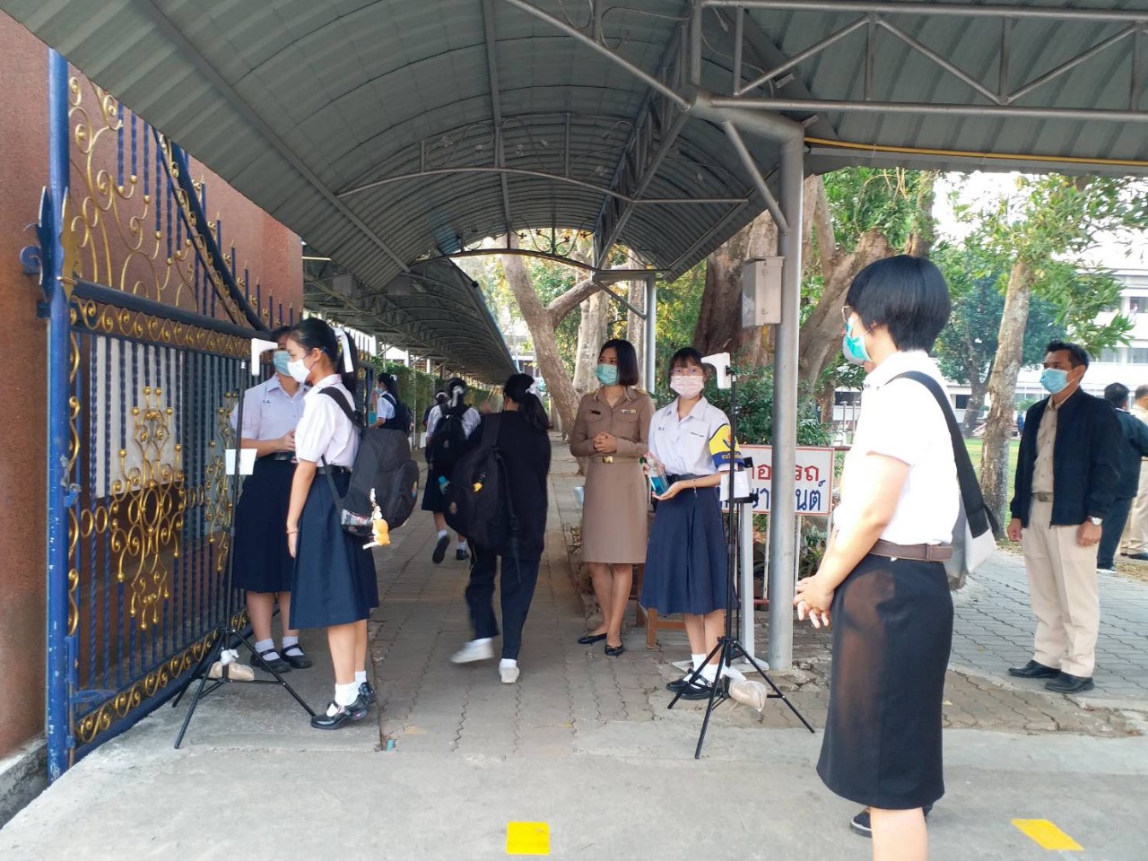 บรรยากาศระยองเปิดเรียนวันแรกหลังผ่อนคลาย นักเรียนดีใจได้เจอหน้าเพื่อน ๆ ทางโรงเรียนวางมาตรการเข้มคัดกรองป้องกันโควิด -19