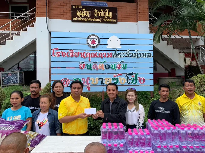 นักธุรกิจสายบุญ ร่วมกับ พระสงฆ์ช่วยซับน้ำตาผู้ประสบภัยน้ำท่วมที่วังโป่ง
