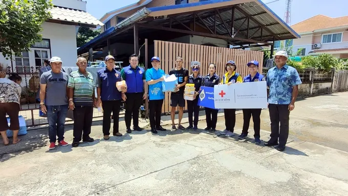 อำเภอศรีราชา ร่วมกับกิ่งกาชาดฯ เคาะประตูบ้าน ลงพื้นที่ช่วยบ้านน้ำท่วม