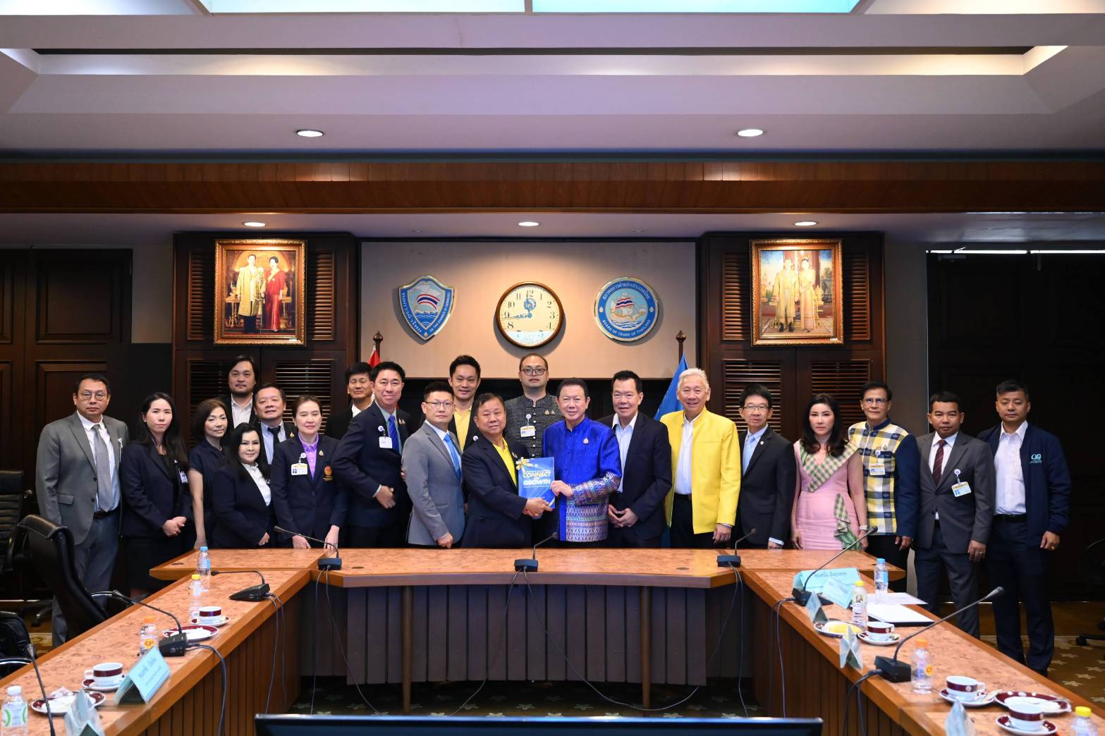 "หอการค้าไทย" ถกกรรมาธิการการพาณิชย์และการอุตสาหกรรม วุฒิสภา ชูประเด็นเร่งด่วนสมุดปกขาวปลุก ศก.ไทยปี 68
