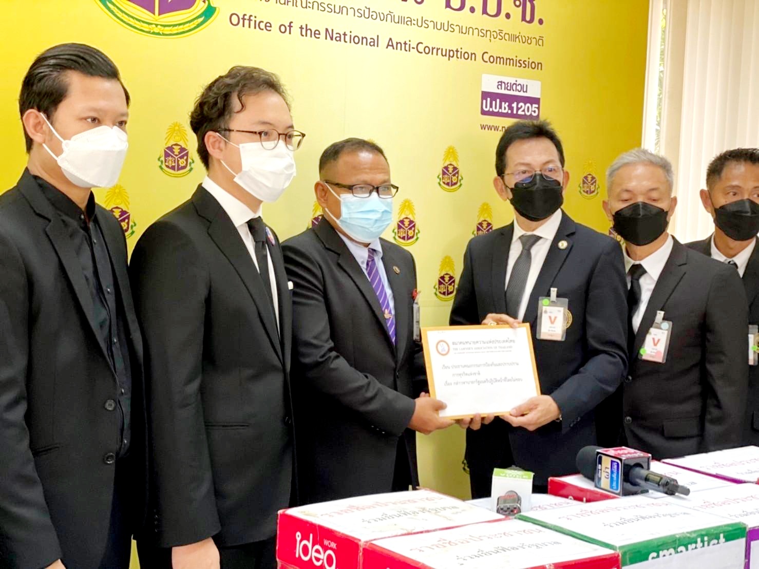 "ไทยสร้างไทย" จับมือ "สมาคมทนายความฯ"  หอบ 700,000 ชื่อร้อง ป.ป.ช.เอาผิดรัฐบาลบริหารโควิดผิดพลาด