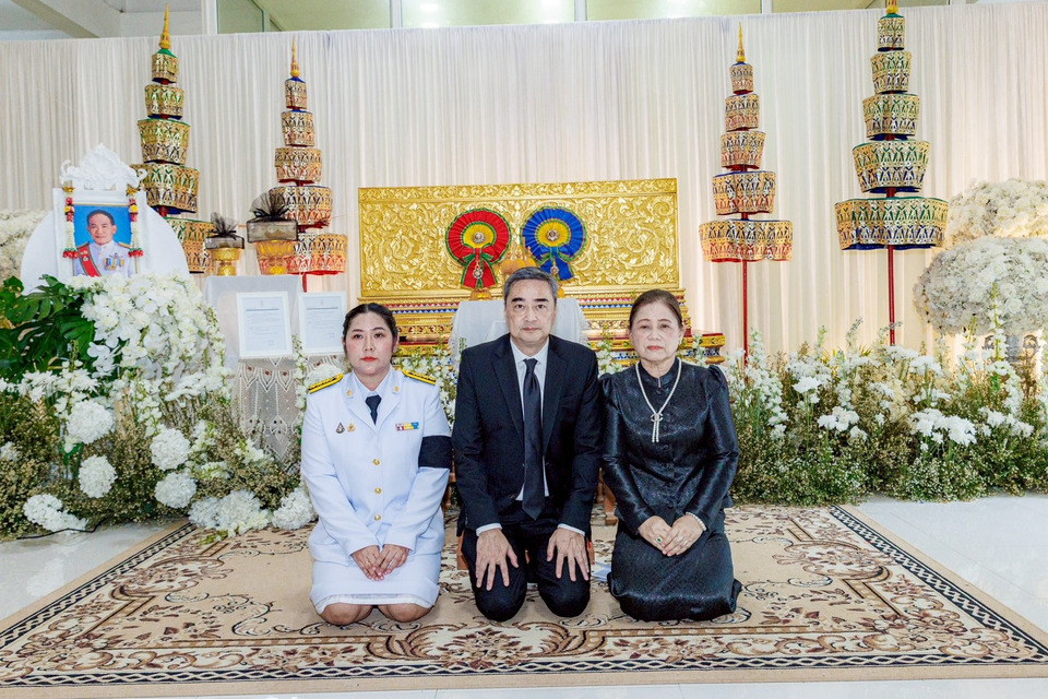 "อภิสิทธิ์" ร่วมพิธีพระราชทานเพลิงศพ "วิรัตน์ วิริยะพงษ์" อดีตสส.สุโขทัย
