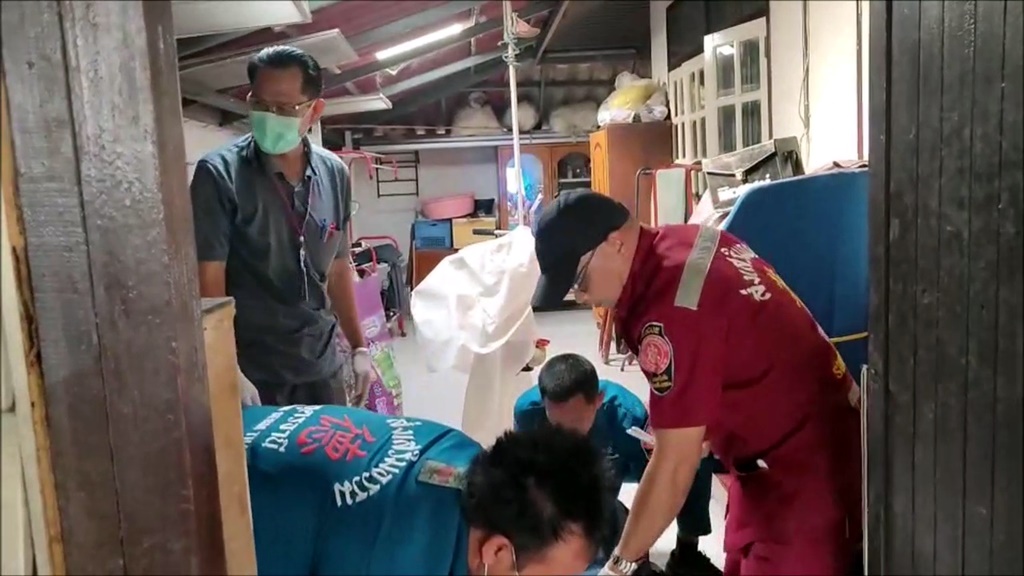 พ่อเฒ่าวัย 70 ผูกคอตายคาบ้าน เมียร่ำไห้คาดถูกแก๊งคอลฯโทรหลอกเงินเบี้ยผู้สูงอายุ