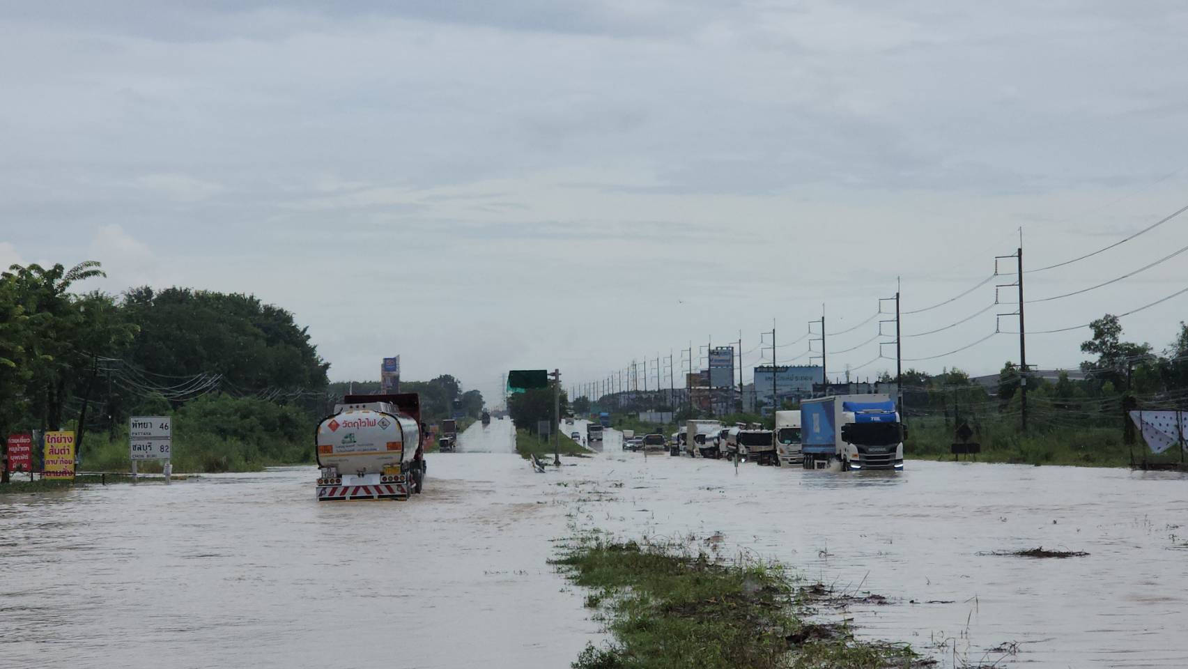  ฝนถล่มระยองทั้งคืน น้ำท่วมถนนสาย 36 ขาเข้า-ออก รถเล็กสัญจรไปมาไม่ได้