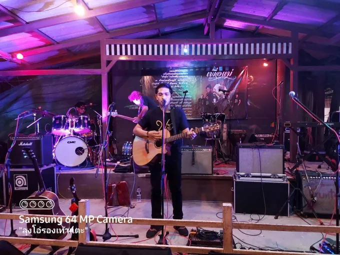 "ปลื้ม ภูมิรพี" สุดตื่นเต้น! ร่วมเวทีกับ "หงา คาราวาน" น้อมคารวะเป็น "ศิลปินต้นแบบเพลงเพื่อชีวิต"