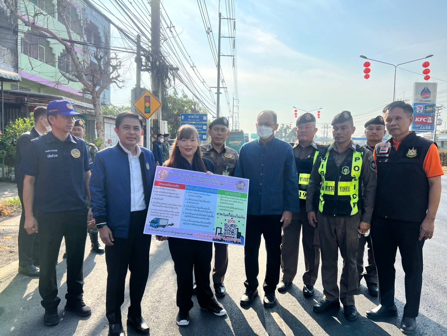 ผู้ว่าฯนครนายก ลงพื้นที่ตรวจเยี่ยมการบูรณาการร่วมกันตั้งจุดตรวจควันดำ