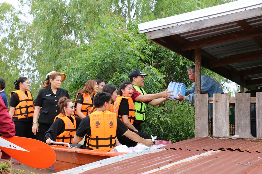 ผบก.ภ.จว.กาฬสินธุ์  พร้อมขรก.ตำรวจและแม่บ้านตรวจเยี่ยมและแจกสิ่งของผู้ประสบภัยน้ำท่วมที่บ้านข้าวหลาม-อบต.กมลาไสย