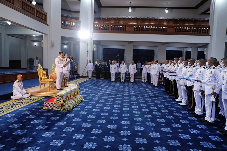 ในหลวง-พระราชินี พระราชทานกระบี่นักเรียนนายร้อย 
