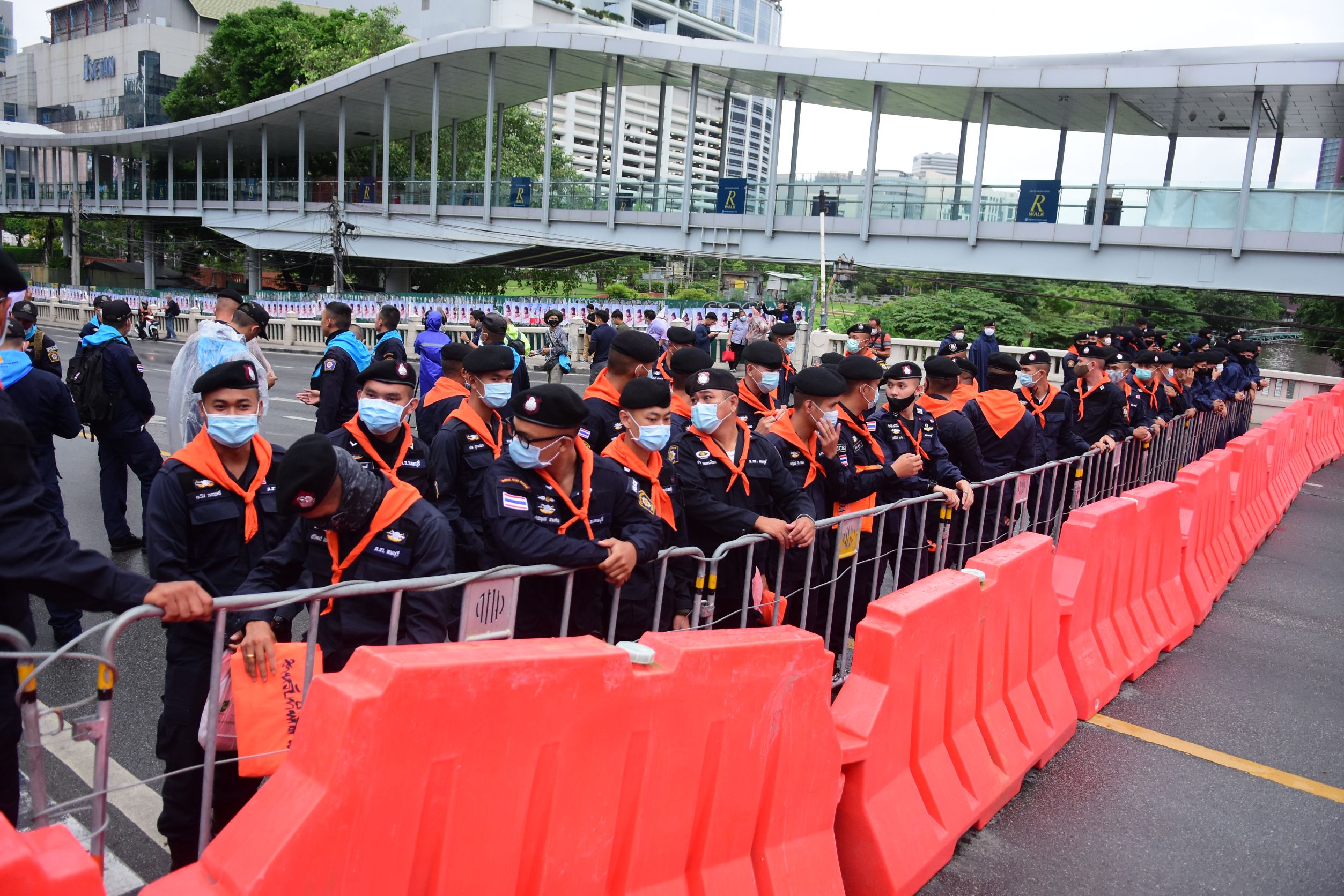 ปิดเส้นทางม็อบเข้าแยกราชประสงค์