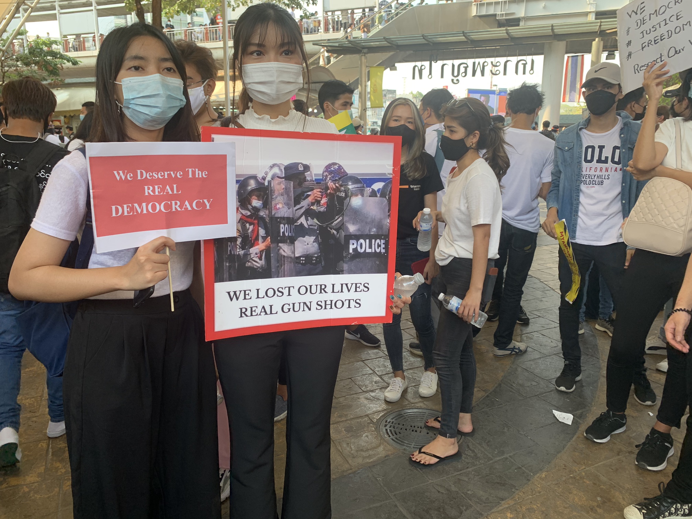 นักศึกษา-ชาวพม่าพำนักในไทยรวมตัวแสดงพลังที่อนุสาวรีย์ชัยสมรภูมิ ต่อต้านรัฐประหารในเมียนมา