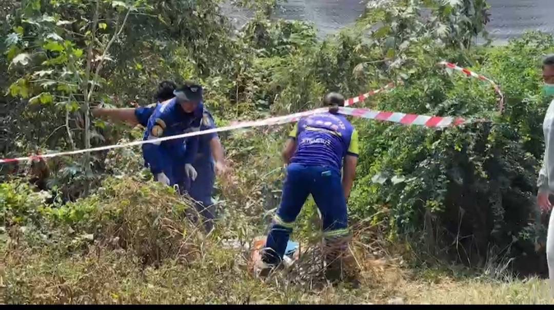 อนาถ ! ชายชราวัย 73 เดินตกหลุมดินเสียชีวิต ลูกสาวบอกคลาดสายตาเพียงไม่กี่นาที 