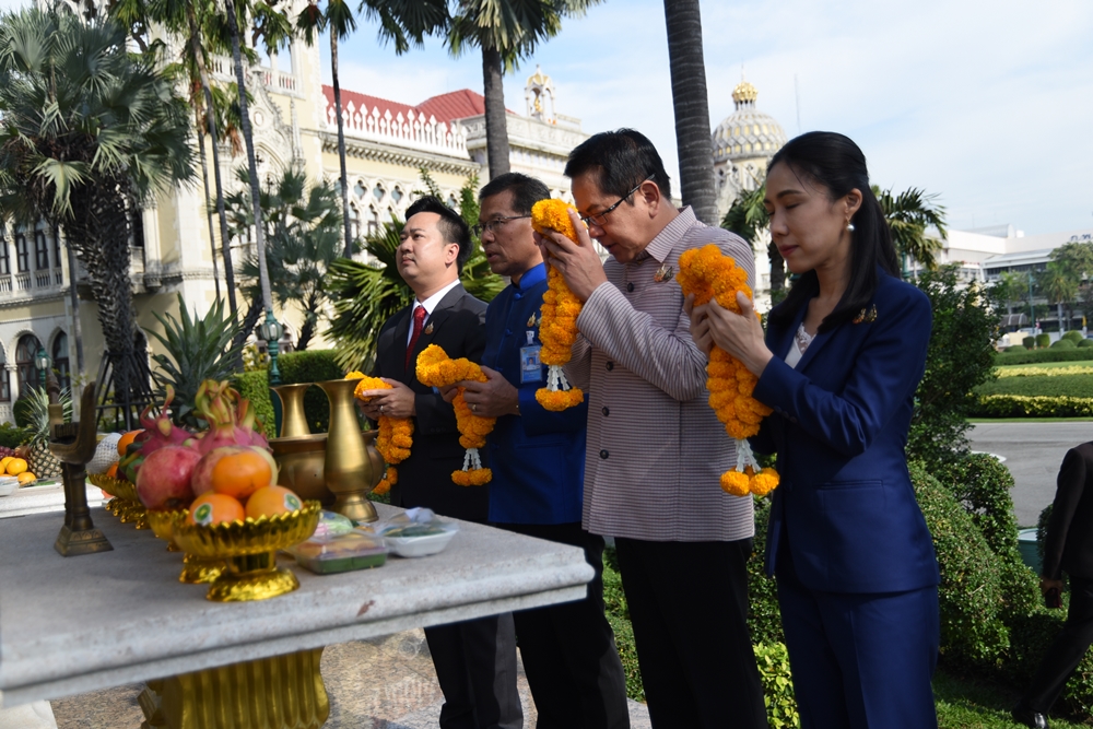 ‘จิรายุ’ นำทีมโฆษกรัฐบาลสักการะสิ่งศักดิ์สิทธิ์ รับสิริมงคลก่อนเริ่มงาน