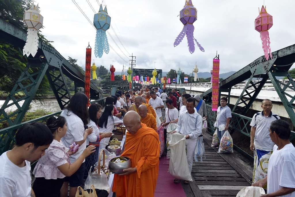 นอภ.ปาย นำประชาชน ตักบาตรย้อนรอย 78 ปี สะพานประวัติศาสตร์ปาย