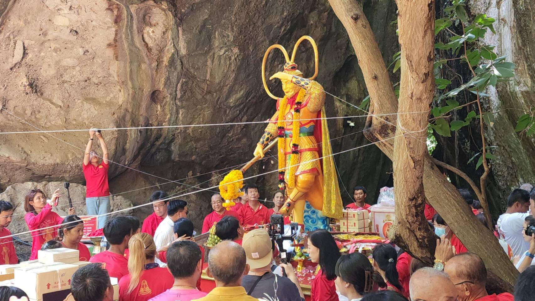 โค้งสุดท้าย!! ชาวบ้านแห่ส่องเลขหางประทัดพิธีคายกวางสุดขลัง เหรียญรุ่นเหนือดวง อากงเห้งเจีย