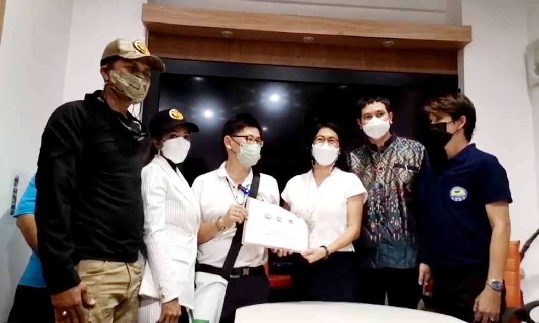 "ศปปส." บุกมหาดไทย ยื่นบี้ "บิ๊กป๊อก" ฟัน "ชัชชาติ" พ้นผู้ว่าฯ ฐานเกียร์ว่างปล่อย "ม็อบ3นิ้ว" ป่วนเอเปค