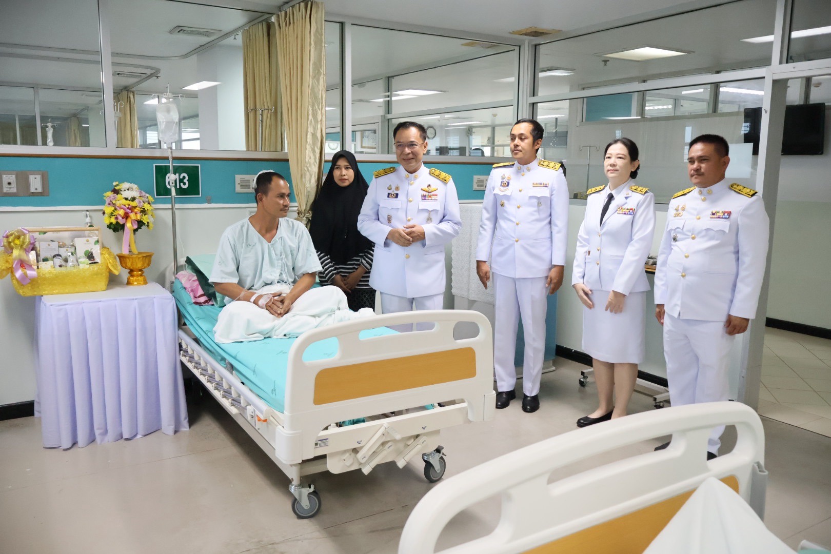 'ในหลวง'โปรดเกล้าฯรองผู้ว่านราธิวาสเชิญดอกไม้และตะกร้าสิ่งของพระราชทานให้เจ้าหน้าที่ 2 รายที่ถูกคนร้ายลอบยิงในตำบลเกียร์ 