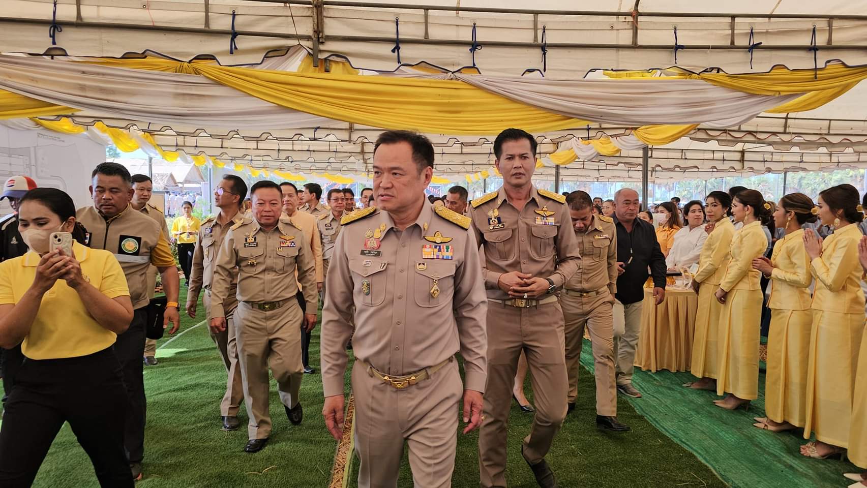 "อนุทิน ชาญวีรกูล" ลงพื้นที่เพชรบุรี ประกอบพิธีวางศิลาฤกษ์ที่ว่าการอำเภอบ้านลาด(หลังใหม่)