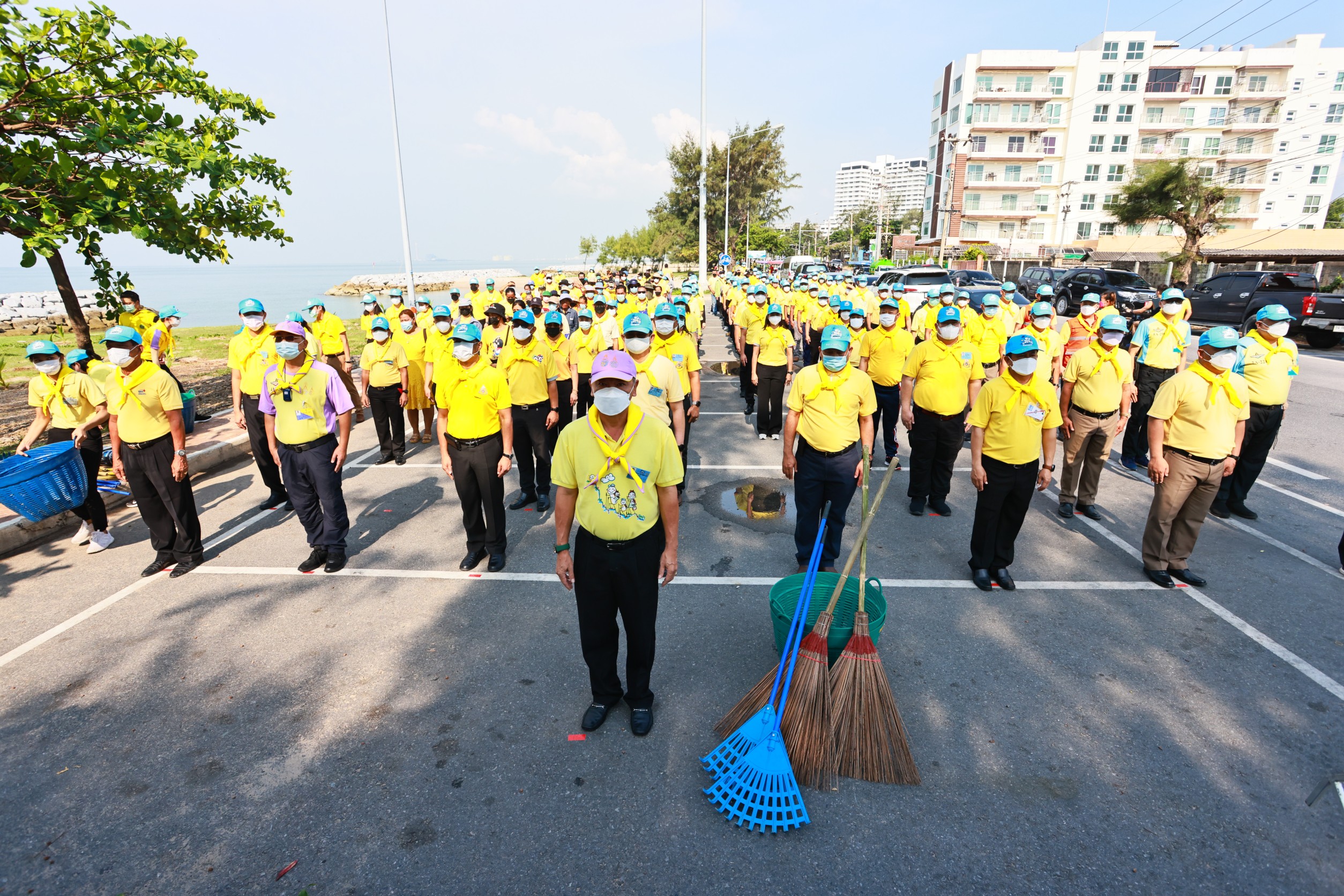ระยอง เปิดกิจกรรมจิตอาสา ทำความสะอาดชายหาด เนื่องในวันข้าราชการพลเรือน ประจำปี 2565 