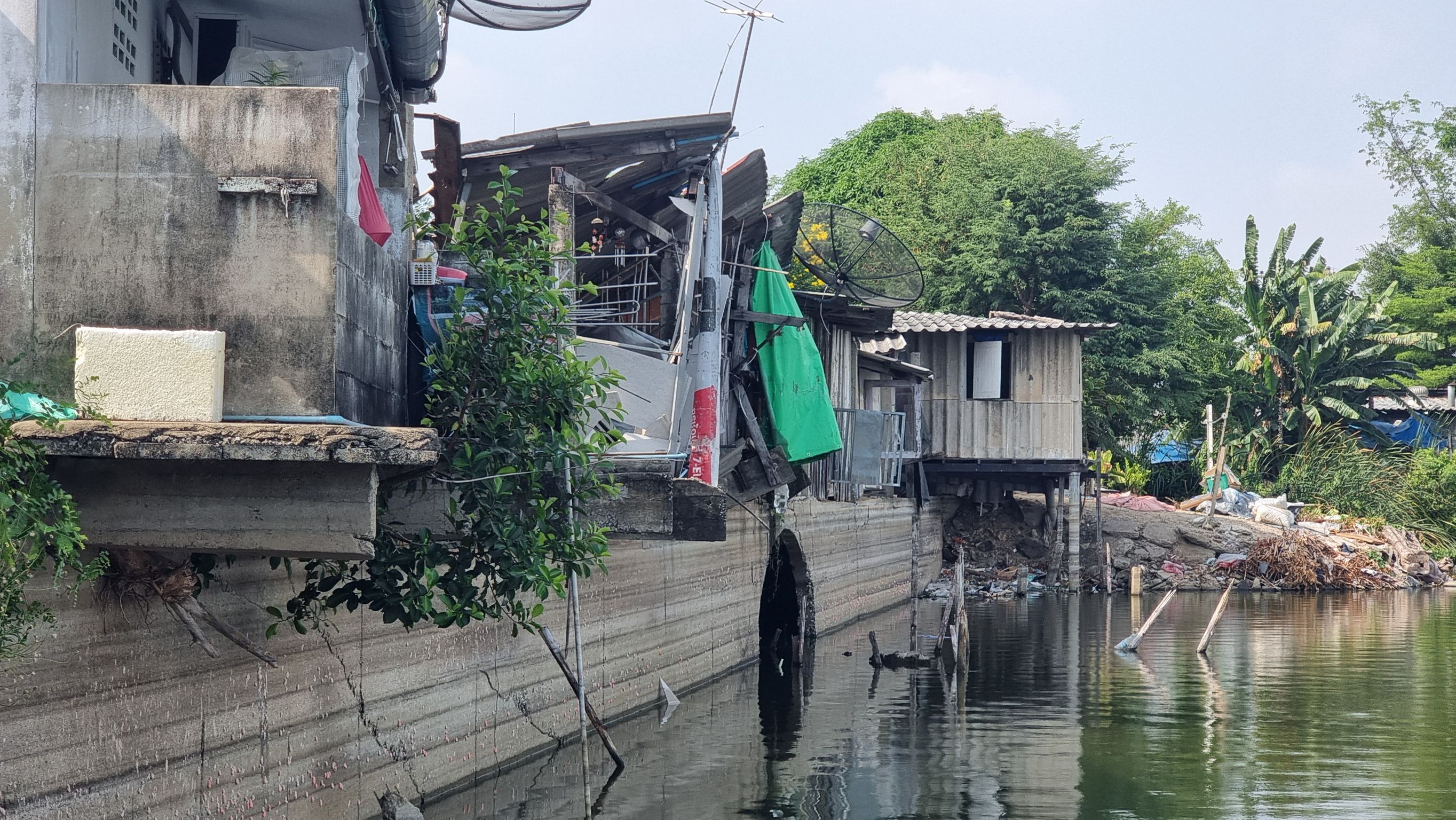 เขตดอนเมือง ลงพื้นที่ตรวจสอบห้องเช่าทรุดตัว พบโพรงใต้ห้อง ยันต้องรื้อทั้งหมด